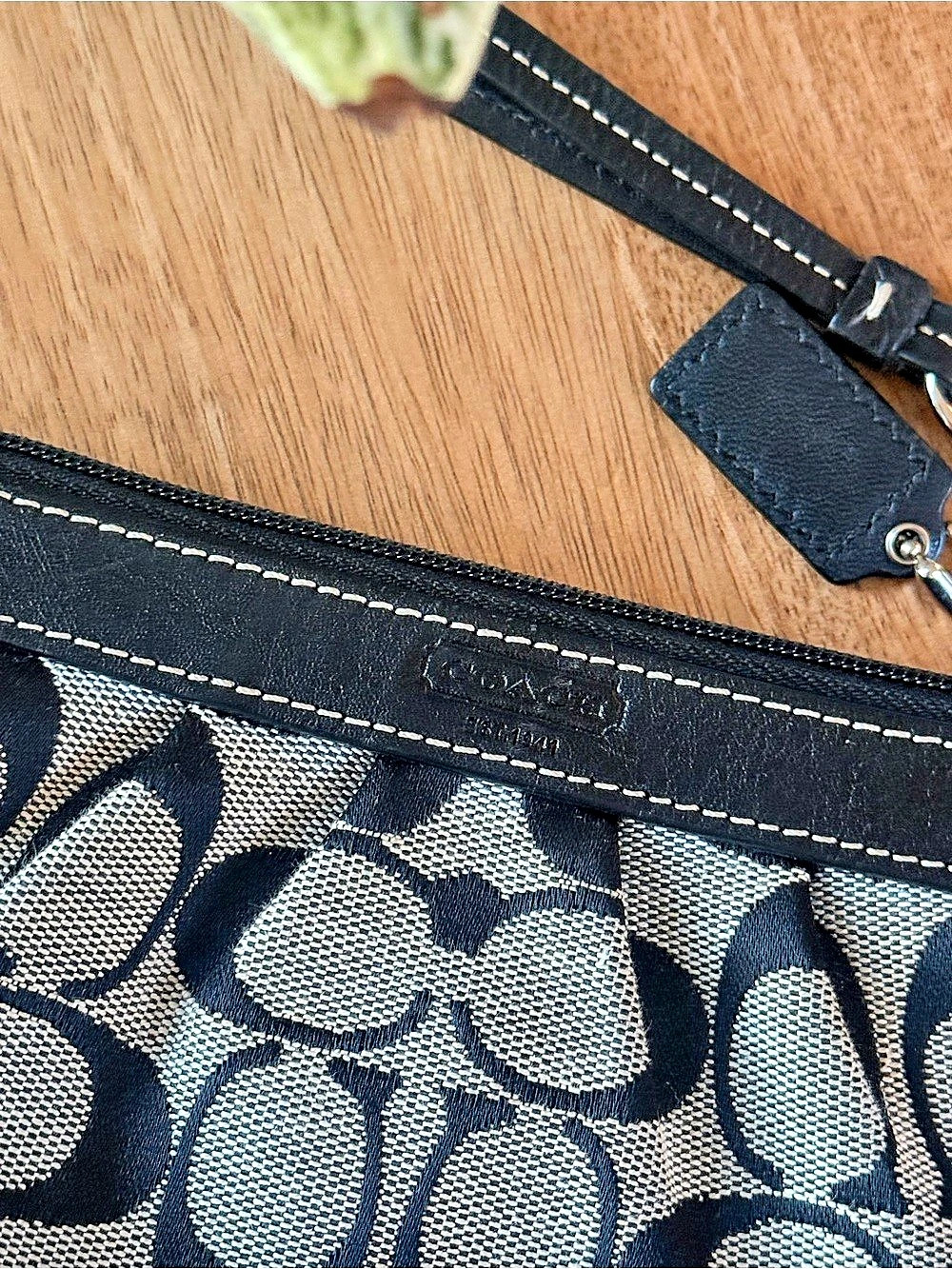 Coach Signature Jacquard Pleated Wristlet Black & tan - Picture 3 of 4